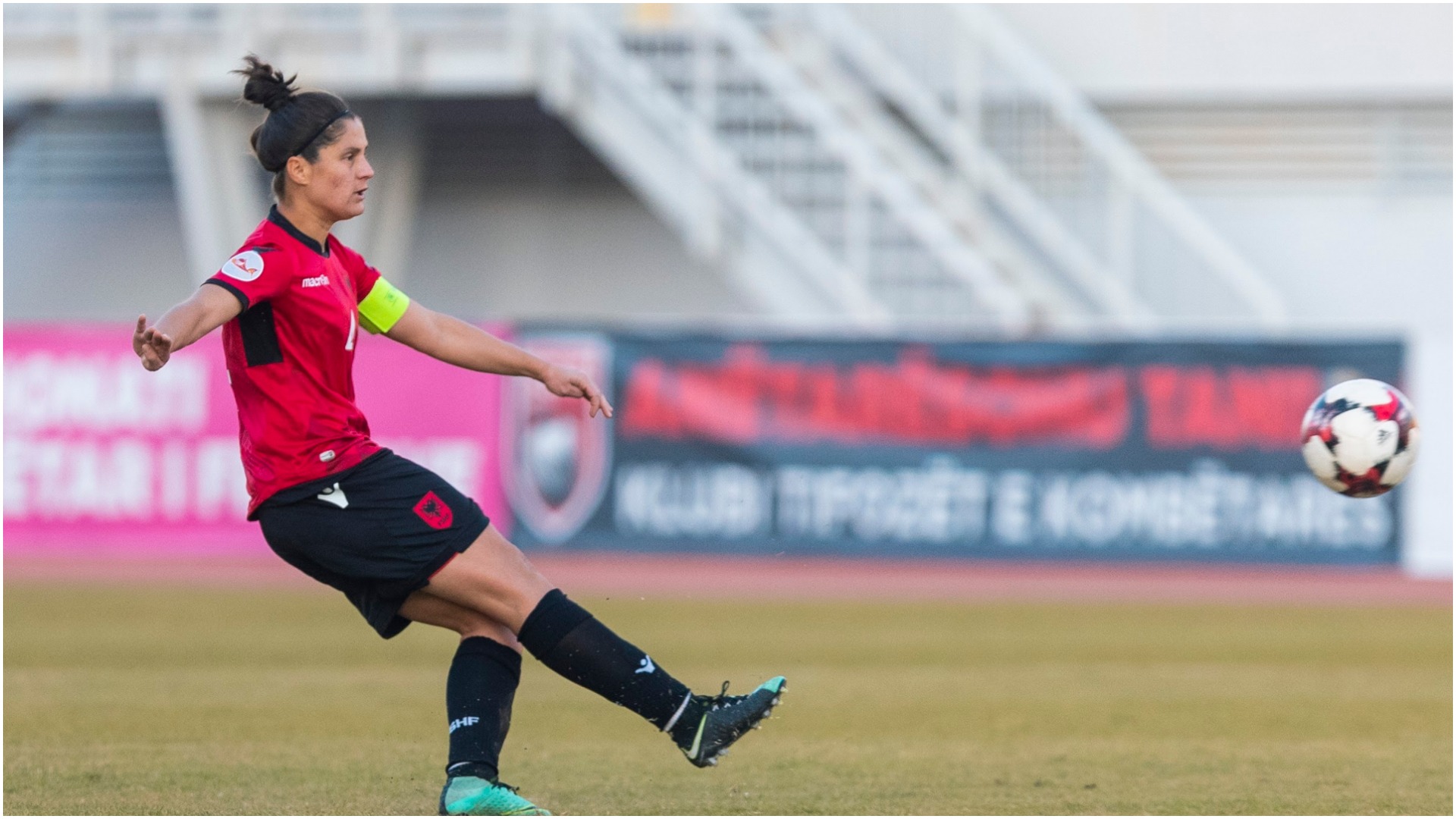 “Furgonin e kishim dhomë zhveshje”, rrëfehet kapitenia e kombëtares së femrave