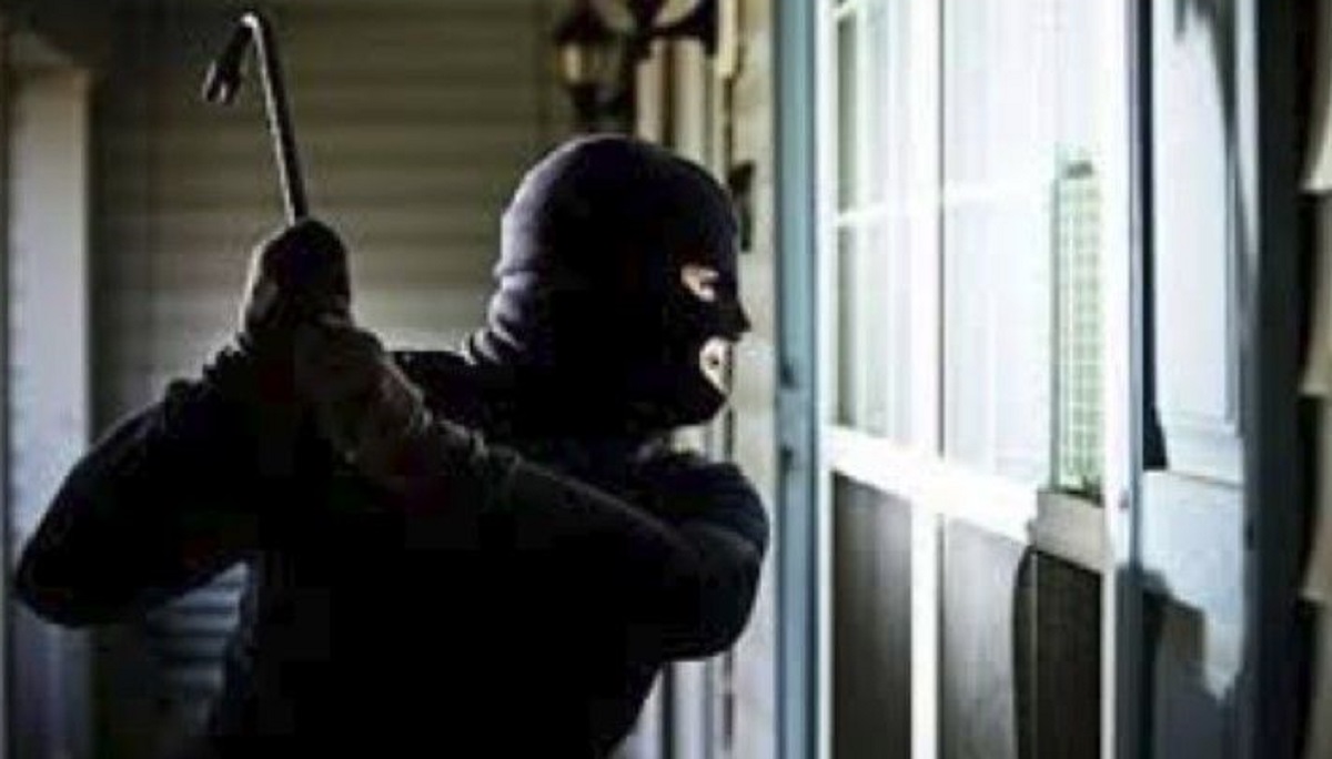 Grabitësit dhunojnë anëtarët e familjes dhe vjedhin një sasi parash