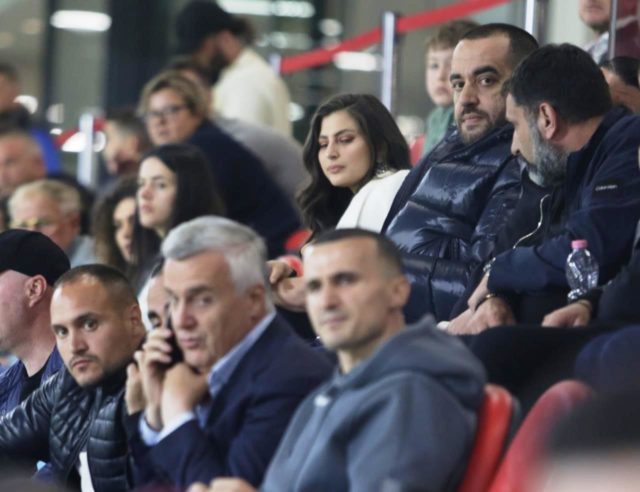 Greg Rama shfaqet në stadium me një vajzë, është në një lidhje të re?!