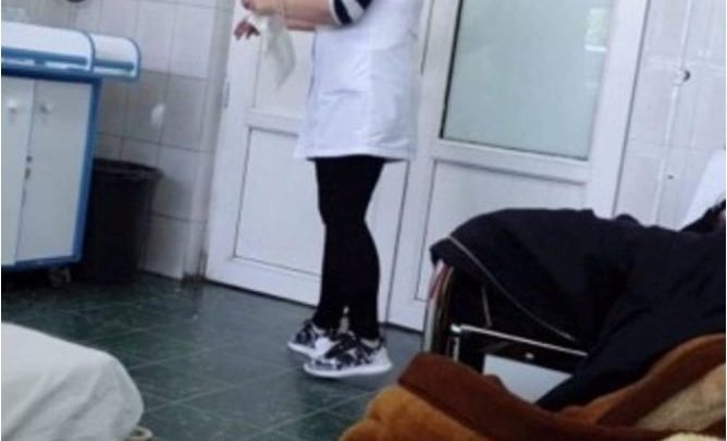 Dyshohet se janë helmuar në një lokal, dy 13-vjeçaret shtrohen me urgjencë në spital