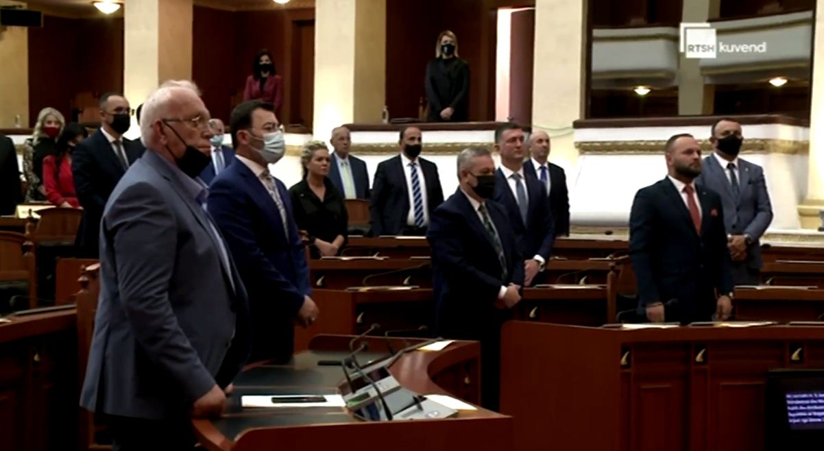 Kuvendi mbanë 1 minutë heshtje/ Deputetët në këmbë për Bashkim Finon