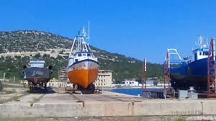 Po lyente anijen, 57-vjeçari bie nga skela, plagoset rëndë