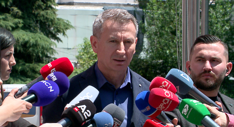 Fatbardh Kadilli dorëzon kandidaturën për kryetar të PD-së