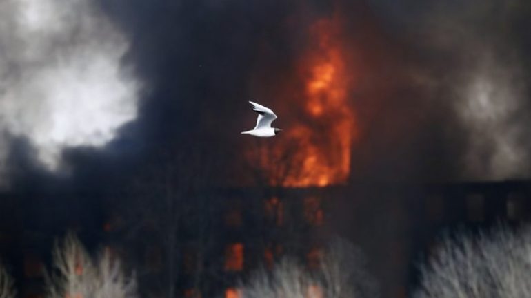 Po përpiqeshin të bënin video për “TikTok”, adoleshentet i vendosin flakën kashtës
