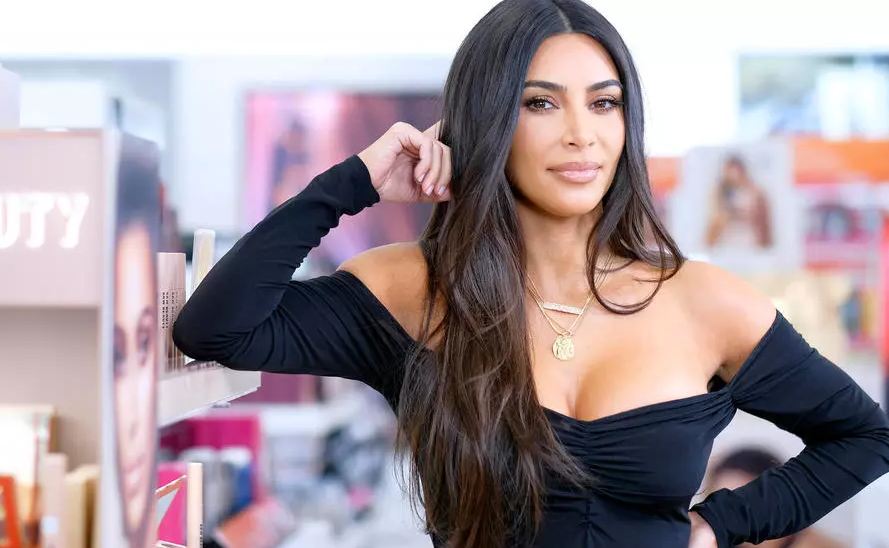 Kim Kardashian në telashe, akuzohet për grabitjen e një skulpturë romake