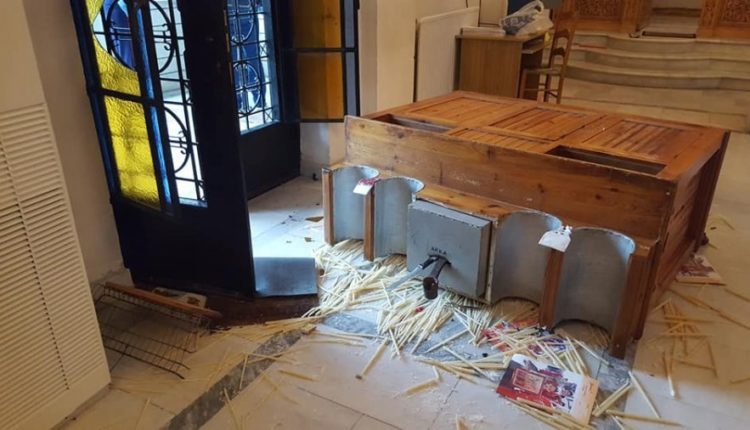 Hajdutët thyejn arkat e qirinjve në kishë, marrin një shumë parash