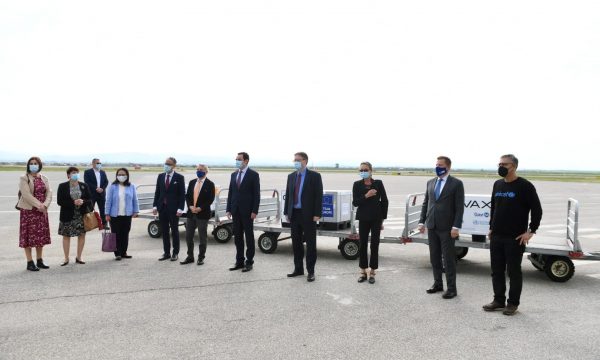 Mbërrijnë në Kosovë 38 mijë e 400 doza të vaksinës anti-Covid nga COVAX