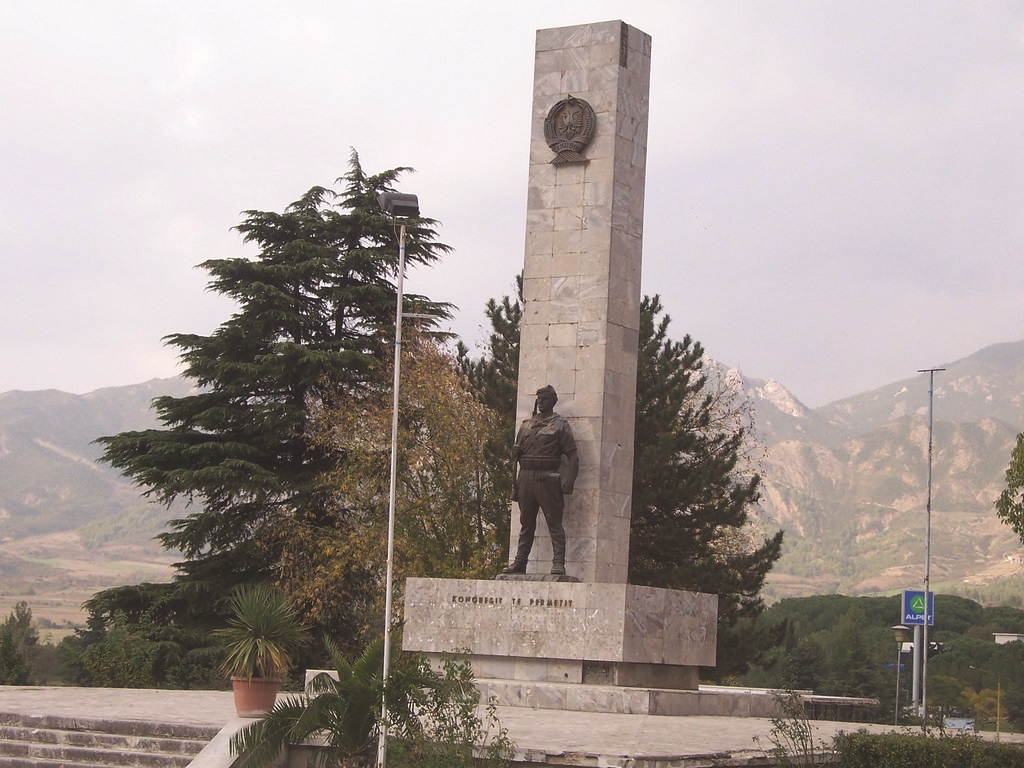 Komunistët kujtojnë Kongresin e Përmetit me foton e diktatorit Hoxha