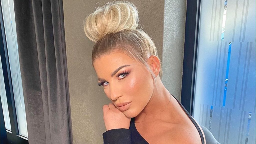 Këngëtarja Lori Kaçka rrëfen periudhën e vështirë: Kemi qenë gjithë kohën me rroba në kurriz