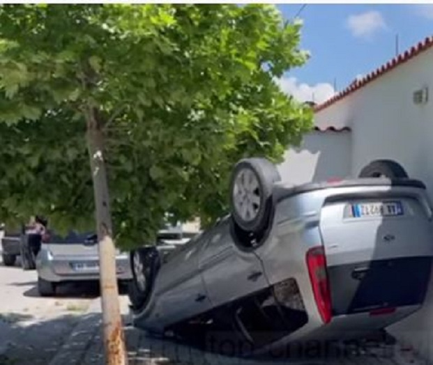 Makina përplaset me bordurën dhe pemën, përmbyset në rrugë