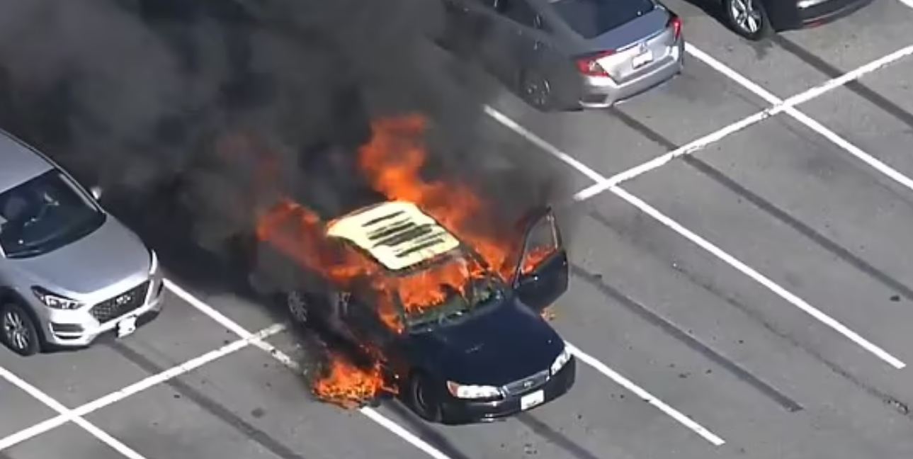 Ndezi cigare dhe pastroi duart me dezinfektues, makina shpërthen në flakë