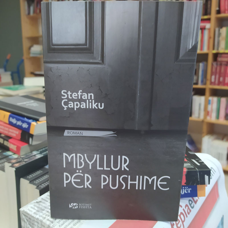 Tribut humbjes &#8211; Mbi romanin &#8220;Mbyllur për pushime&#8221; të Stefan Çapalikut