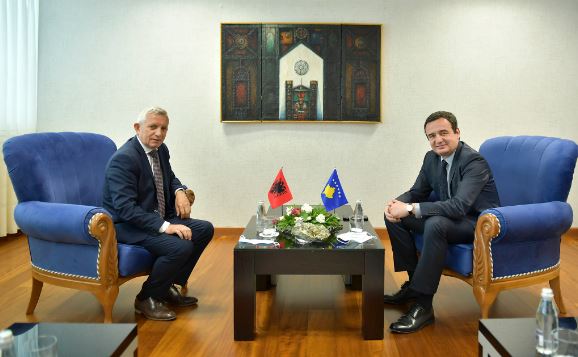 Kryeministri Kurti takohet me ambasadorin e Shqipërisë në Kosovë, Qemal Minxhozi