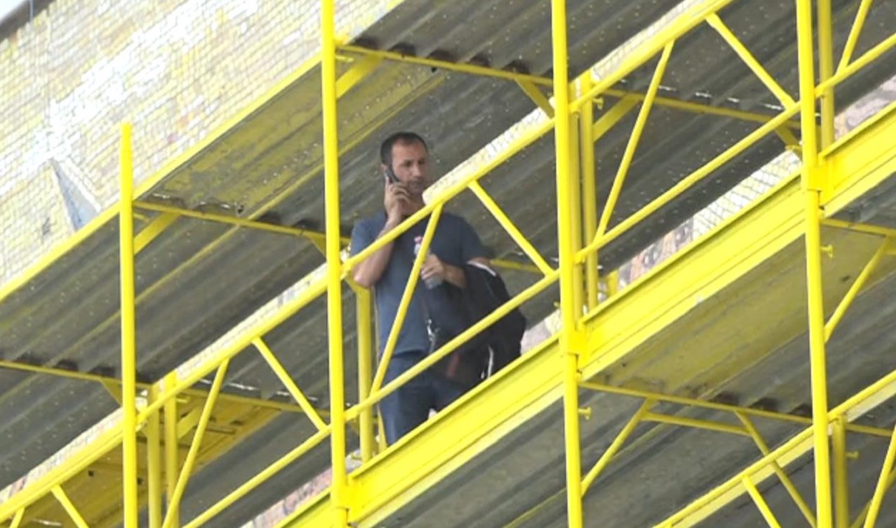 Qytetari hipën te skelat e muzeut, kërcënon me hedhje nga lartësia