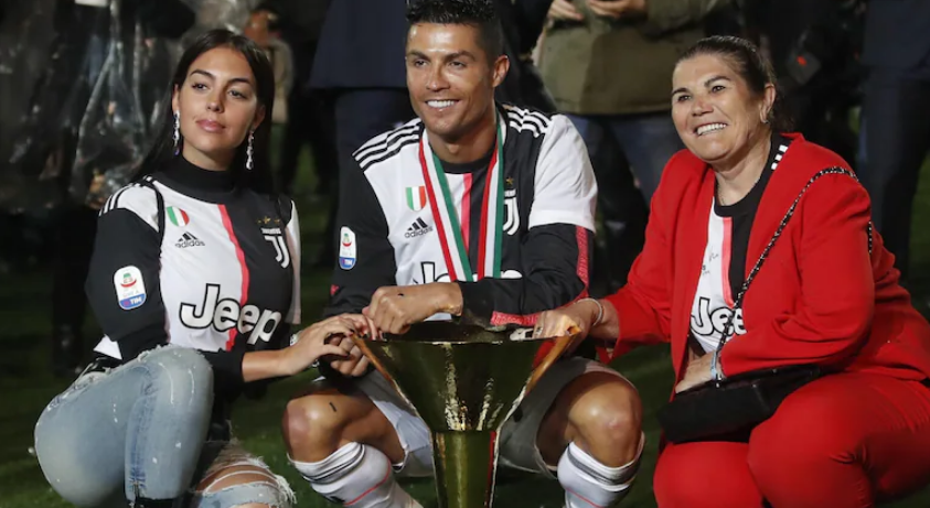 Nëna e Ronaldos: Do ta bind të kthehet te Sportingu