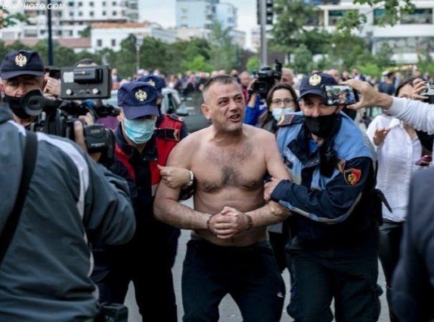 Tentoi të vetëdigjet gjatë faljes së Fitër Bajramit, 40-vjeçari me probleme mendore