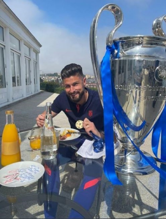 Pas mbrëmjes magjike si kampion Europe, futbollisti i Çelsit drekon me… trofeun