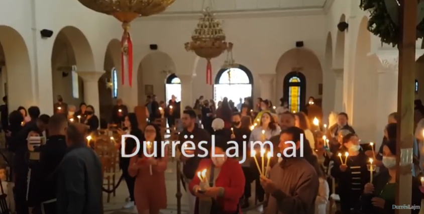 Durrës, besimtarët ortodoksë kremtojnë Pashkët (VIDEO)