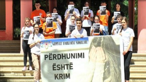 E mitura u përdhunua në grup nga 5 persona, qindra vajza dhe gra zhvillojnë një marshim proteste