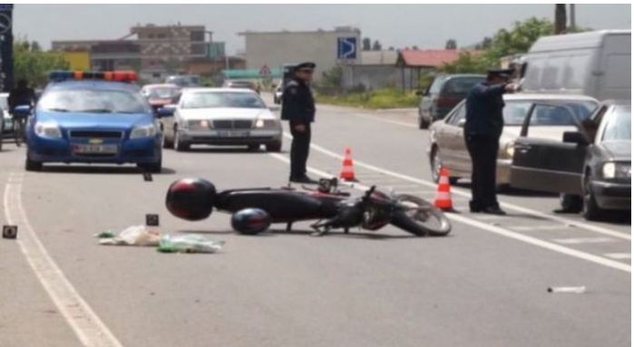 Dy makina dhe një motor përfshihen në aksident, një i plagosur