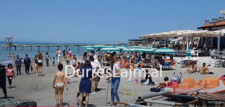 Fundjava me diell, qytetarët shfytëzojnë plazhin e Currilave për të marrë rreze (VIDEO)