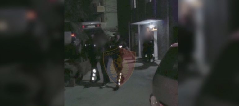 Njëri kishte bërë gati gropat për kanabis, tjetri i kishte mbjellë në oborr, 2 në pranga