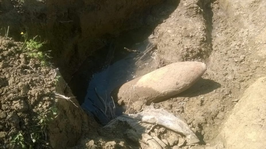 Po punonte tokën, banori gjen një predhë të Luftës së Dytë Botërore