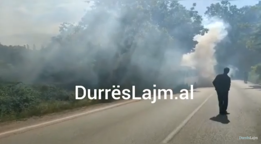 Furgoni i pasagjerëve mbulohet nga shtëllunga tymi, rrezikon të përfshihet nga flakët (VIDEO)