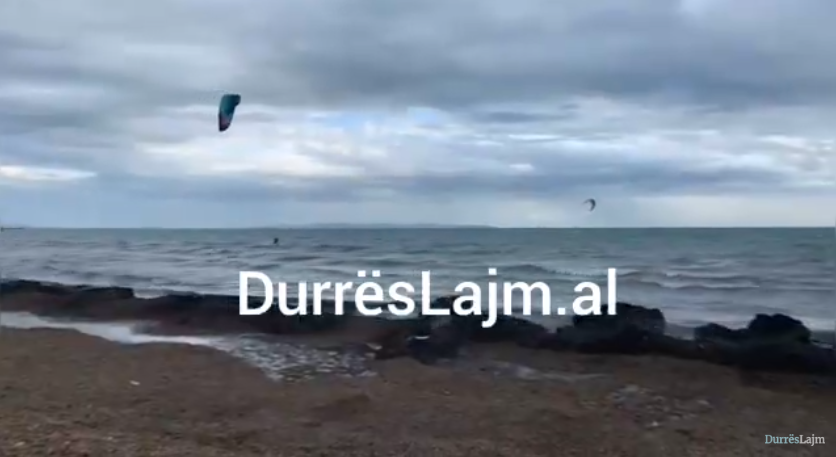 Moti i keq favorizon… sërfistët në Durrës (VIDEO)