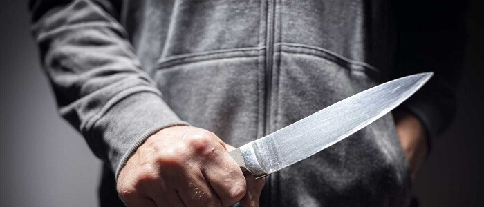 Shqiptari godet me thikë italianin, policia i vë prangat