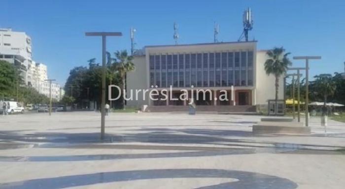 Vaksinimi masiv në Durrës, hiqet tenda e ngritur në sheshin “Liria” (VIDEO)