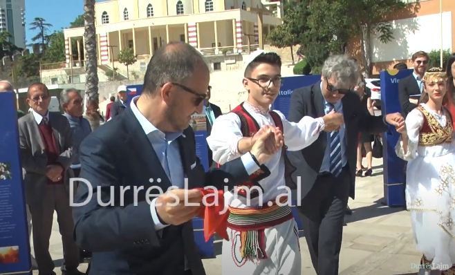 Javët e Evropës në Durrës, ambasadori Soreca ia merr valles në shesh (VIDEO)