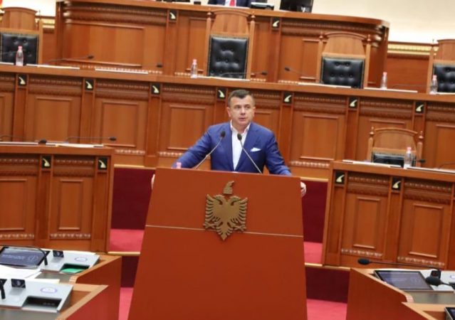 “Do godasim çdo zyrtaruc që merr ryshfet”, Balla thirrje PD për bashkëpunim: Të bashkohemi në shtator