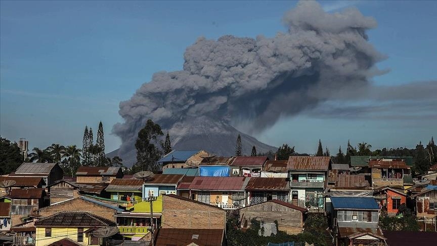 Rritet aktiviteti i vullkanit Sinabung në Indonezi