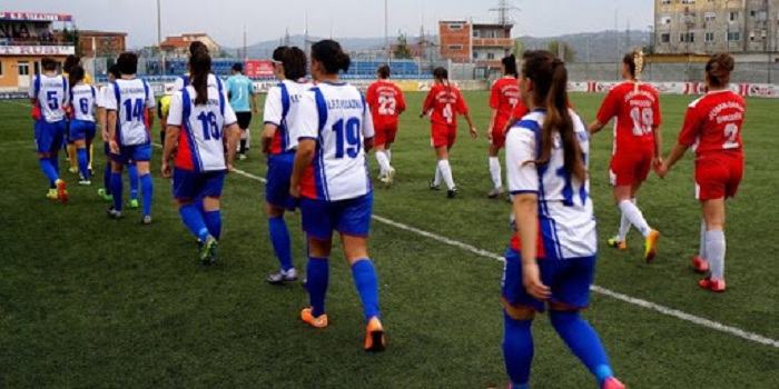 Kërcet grushti në futbollin e femrave, tre lojtare ndëshkohen me të kuq (Video)