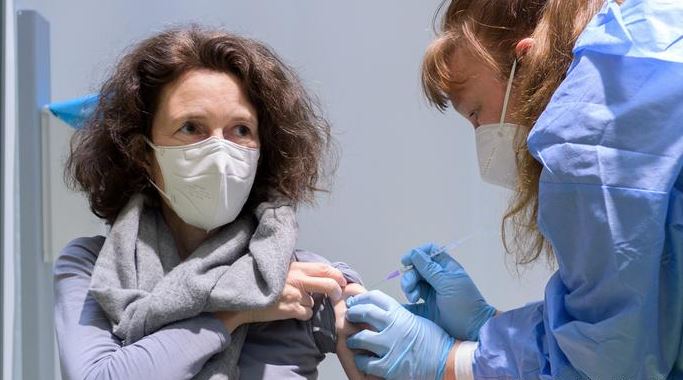 Vaksina AstraZeneca, Franca regjistron dy viktima të reja si pasojë e trombozës