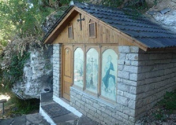 14-vjeçarja që ra në humnerë ndodhet jashtë rrezikut për jetën