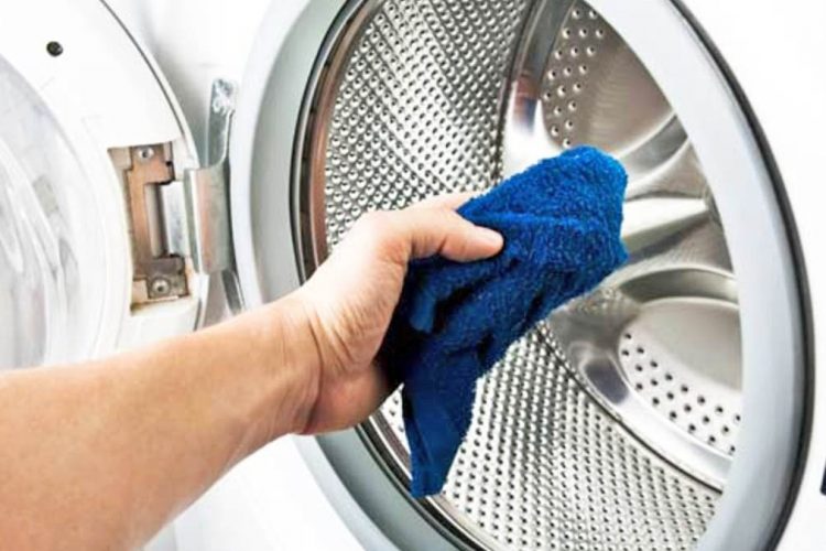 Si të pastroni mykun e lavatriçes me dy përberës