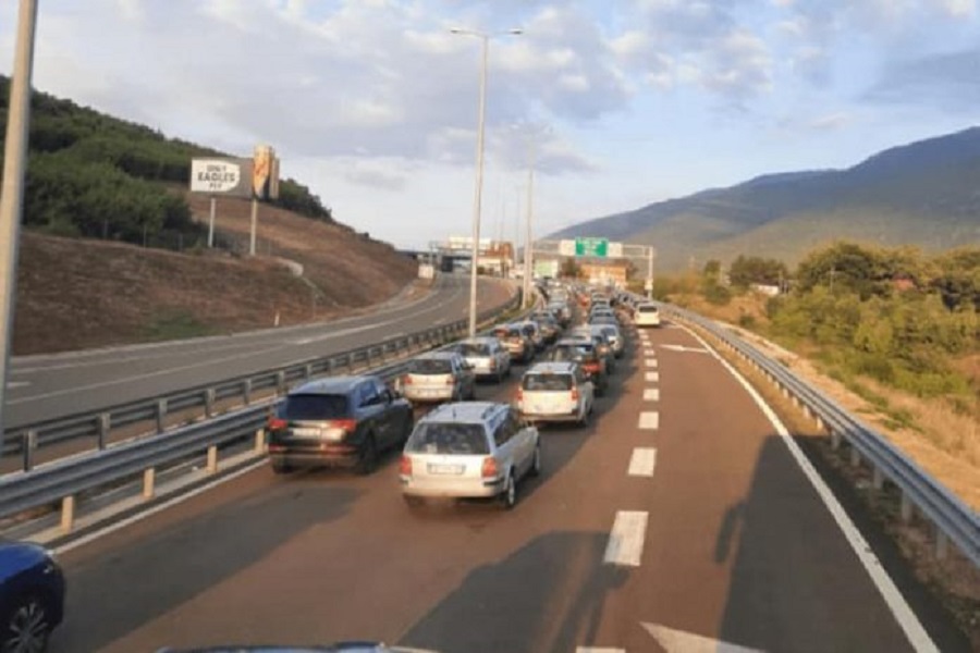 Kosovarët drejt Shqipërisë për Bajram, deri në tri orë pritje për të kaluar kufirin