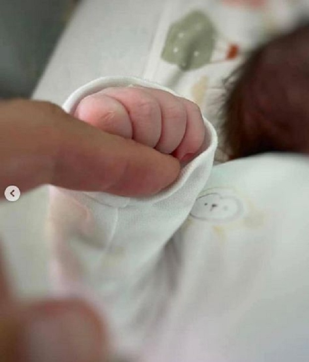 Moderatorja nga Durrësi bëhet nënë për herë të parë