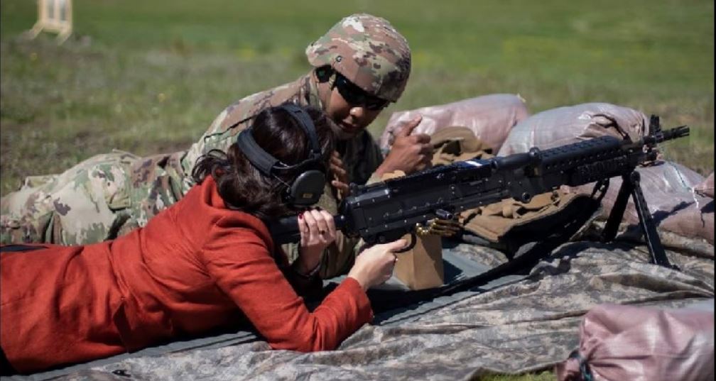 Ambasadorja Kim qëllon me mitraloz dhe pistoletë pranë Malit me Gropa