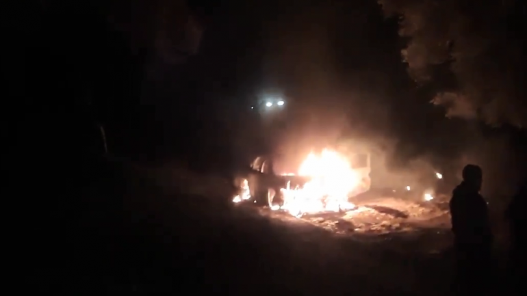 Pas atentatit, autorët i vënë flakën automjetit që u përdor në krim