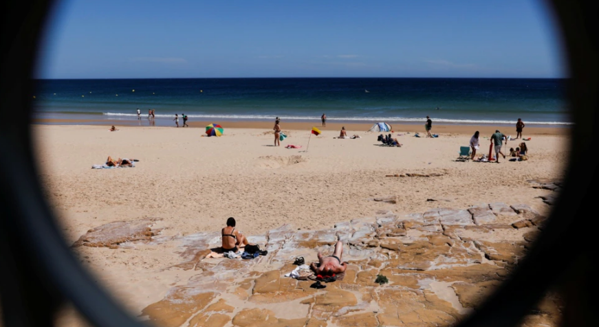 BE lehtëson kufizimet për pushimet verore