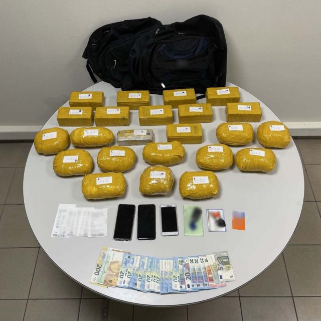 Sekuestrohen 23 kg heroinë, arrestohen shqiptari dhe turku