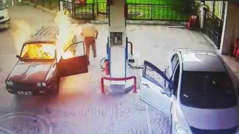 Makina përfshihet nga flakët në pikën e karburantit, shoferi shpëton mrekullisht (VIDEO)