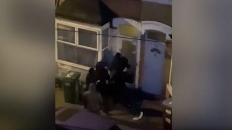 Shihni si grabitet një “shtëpi bari” në Britani, përballja me thika e shufra hekuri (VIDEO)