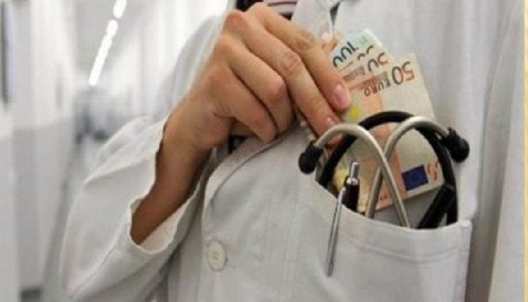 Abuzonin me testet për COVID-19, Gjykata lë në burg mjekët dhe sekserët, lirohet vetëm një doktoreshë