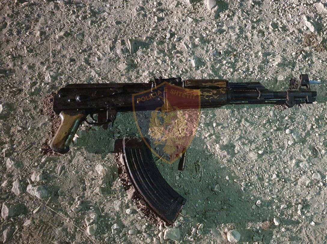 EMRAT/ Klienti vret pronarin e lokalit dhe plagos djalin e tij