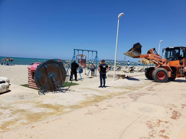 Sezoni turistik, Policia Bashkiake e Durrësit vijon lirimin e hapësirave publike në vijën bregdetare