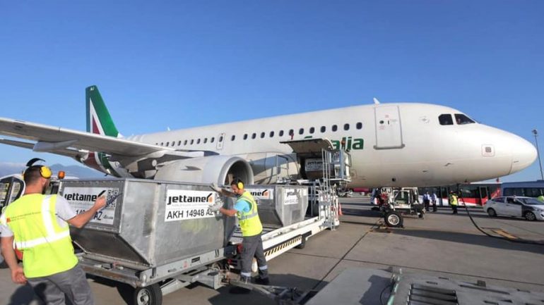 40,800 doza të vaksinës AstraZeneca mbërrijnë në Rinas